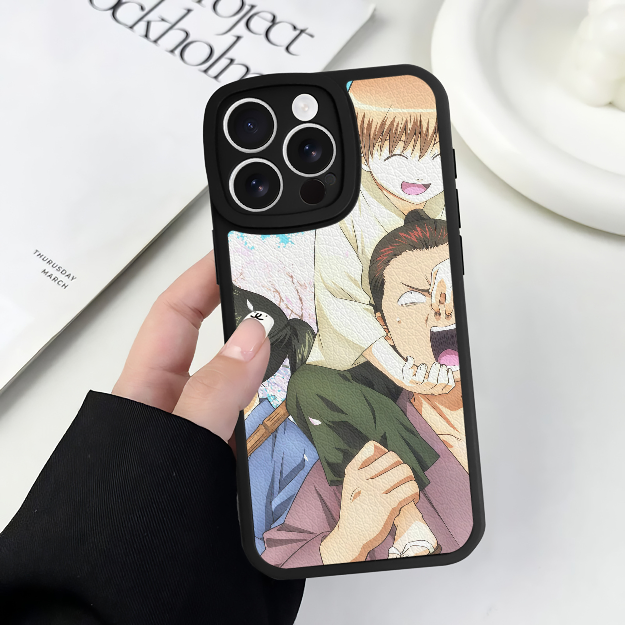 （画像用） ぎんたま 坂田銀時（さかたぎんとき） 神楽 志村新八（しむら しんぱち） GINTAMA Sakata Gintoki Kagura Shimura Shinpachi 【iPhone 16シリーズ対応】シリコンスマホケース（レザー調） 材質：シリコン
